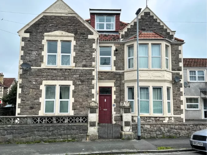 Image is showing the front of the property 1 Bedroom flat on Gordon road