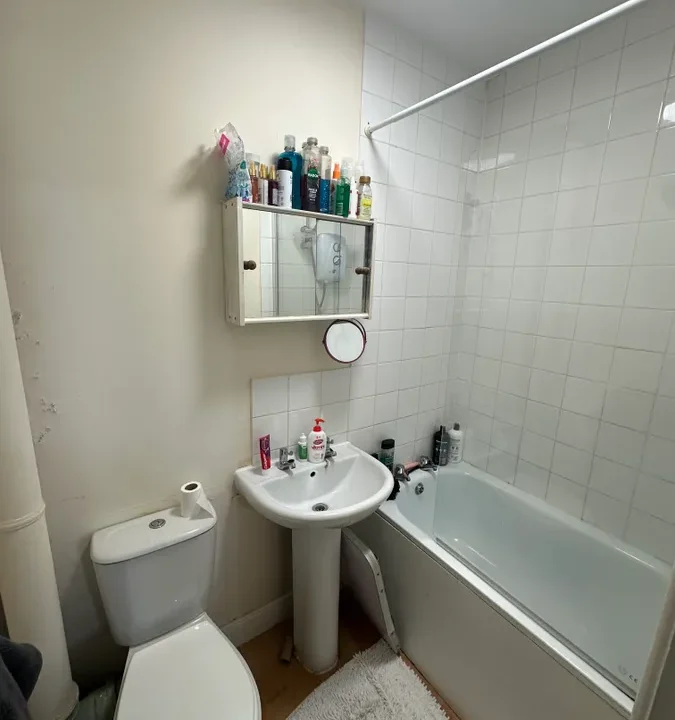 1-bed-flat-lower-church-road-bathroom