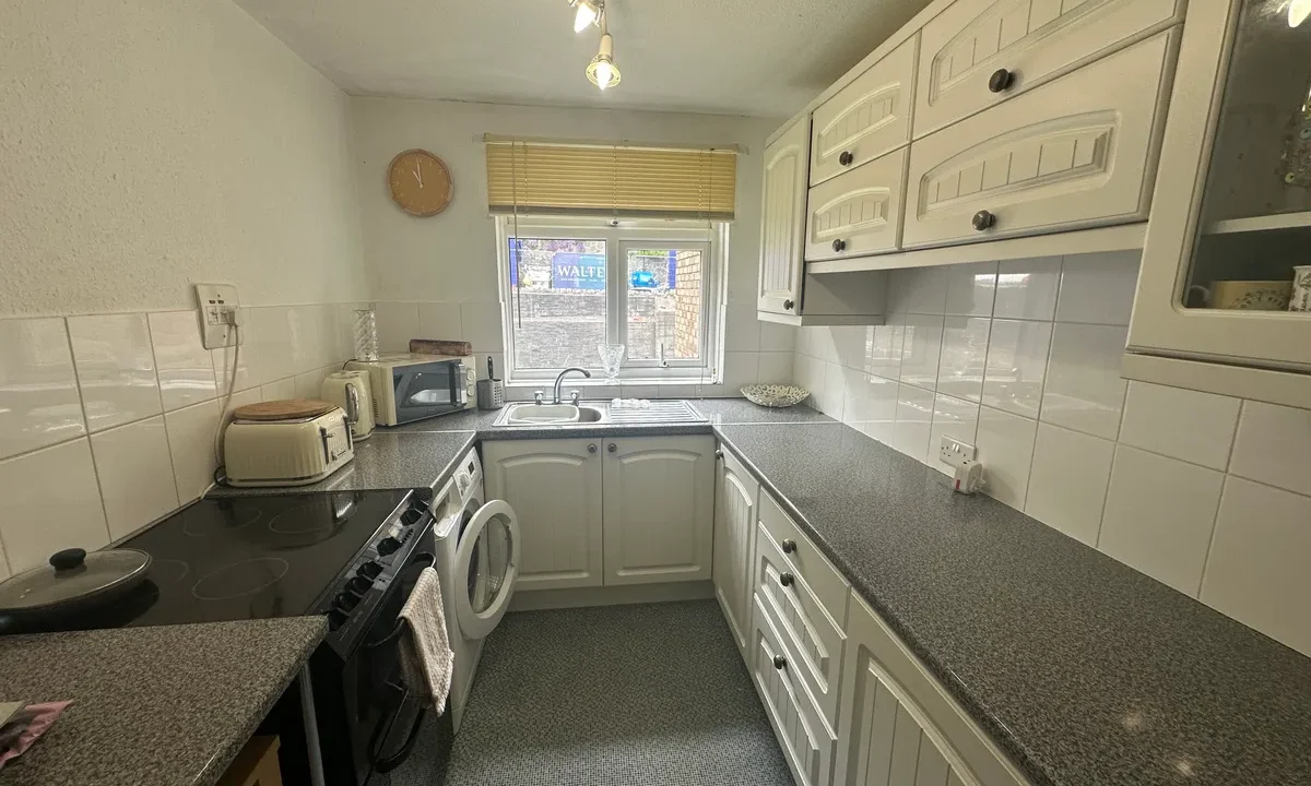 3-bed-flat-Grove-Park-Kitchen