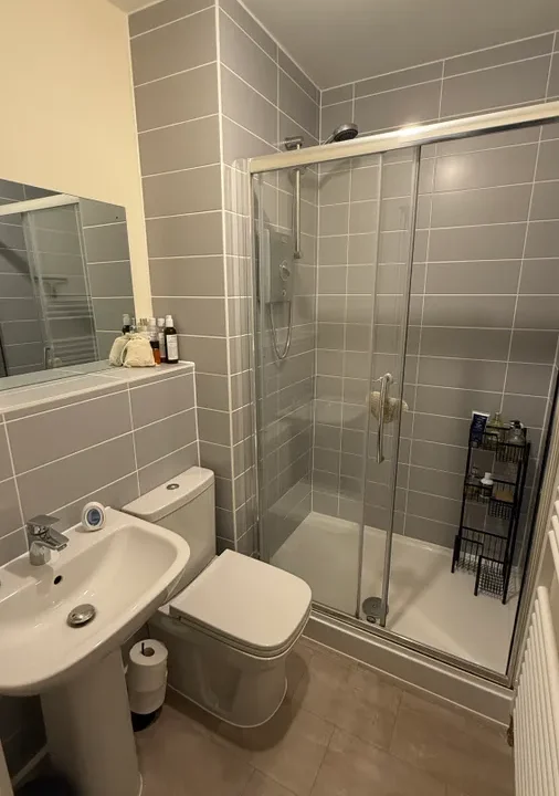 2-bed-flat-Cranwell-Road-bathroom1