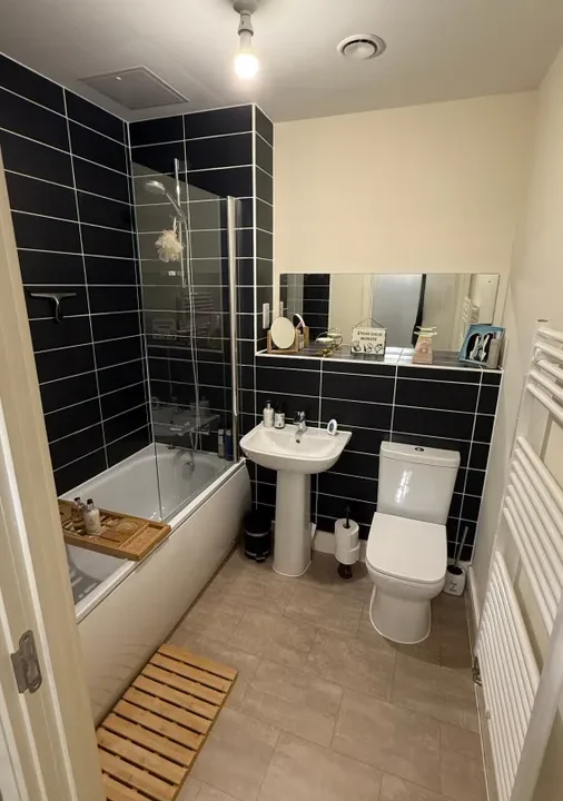 2-bed-flat-Cranwell-Road-bathroom2