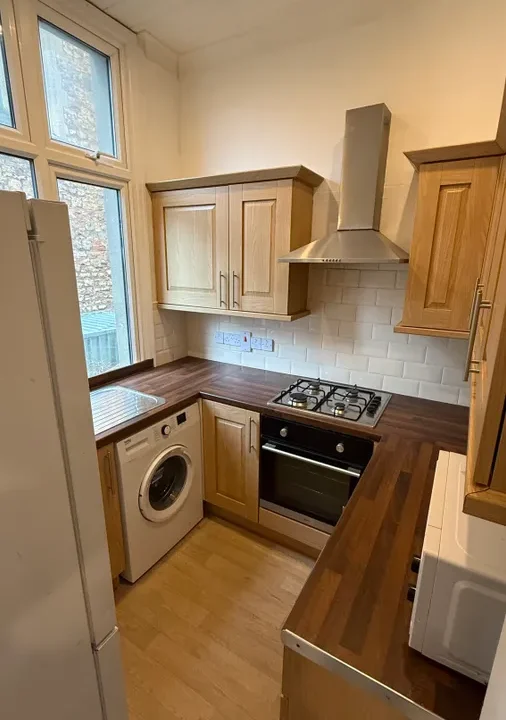 2-bed-flat-woodland-road-kitchen